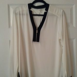 NY Collection ivory v-neck top with black accents